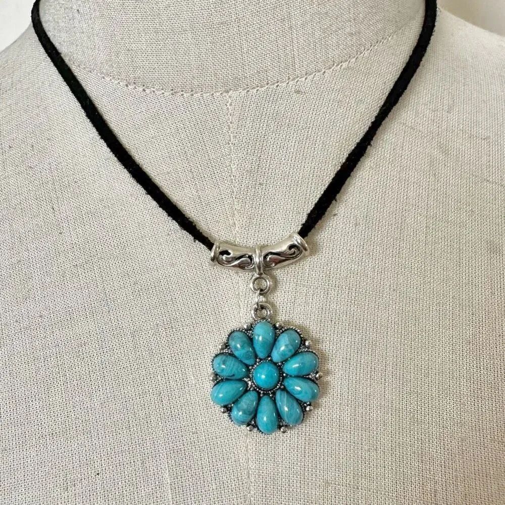 Turquoise blue silver tone circle pendant necklace
